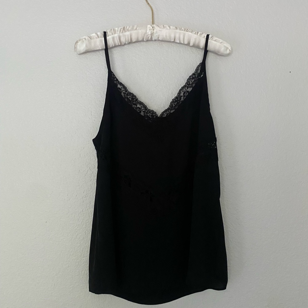 Classic Aritzia Babaton camisole with lace detail